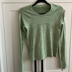 Lululemon longsleeve top size 6. Excellent like new condition.